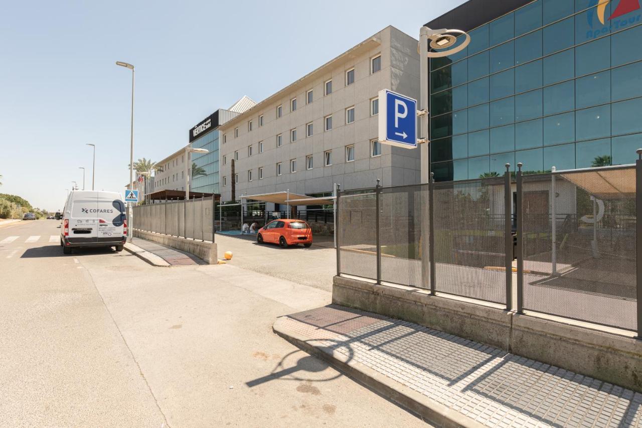 Apartment With Free Parking And Pool Bormujos Kültér fotó