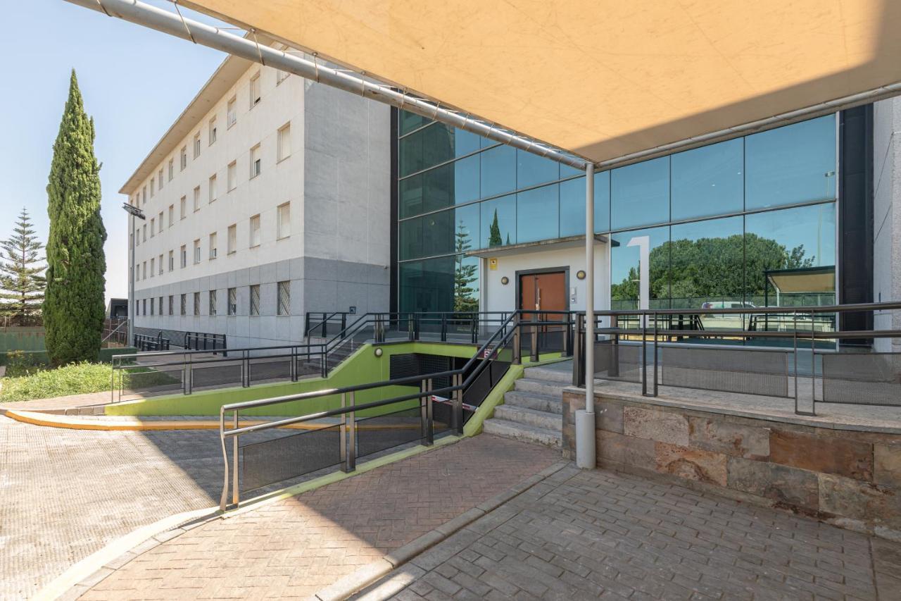 Apartment With Free Parking And Pool Bormujos Kültér fotó
