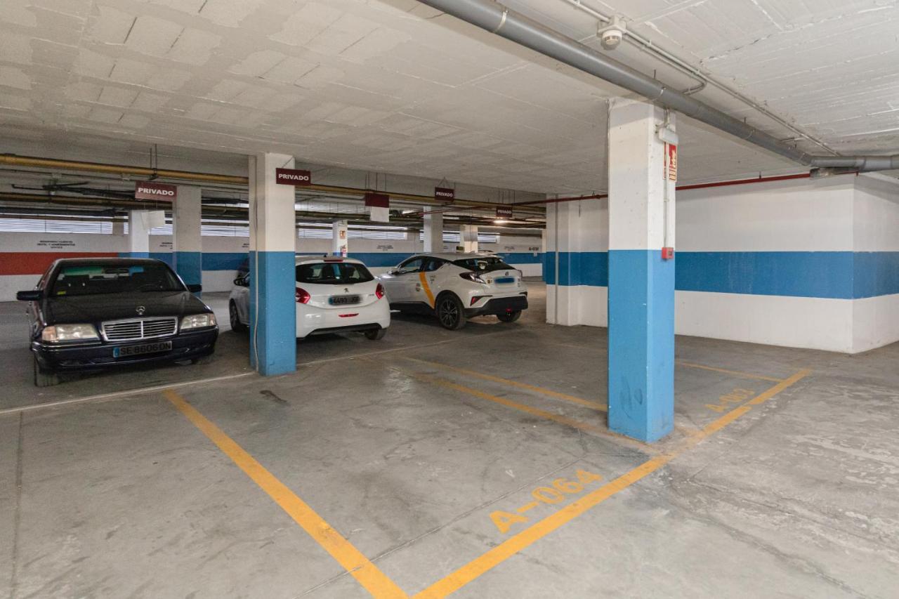 Apartment With Free Parking And Pool Bormujos Kültér fotó