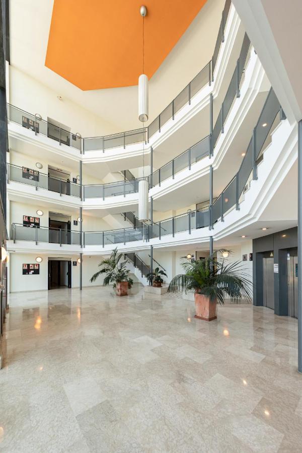 Apartment With Free Parking And Pool Bormujos Kültér fotó