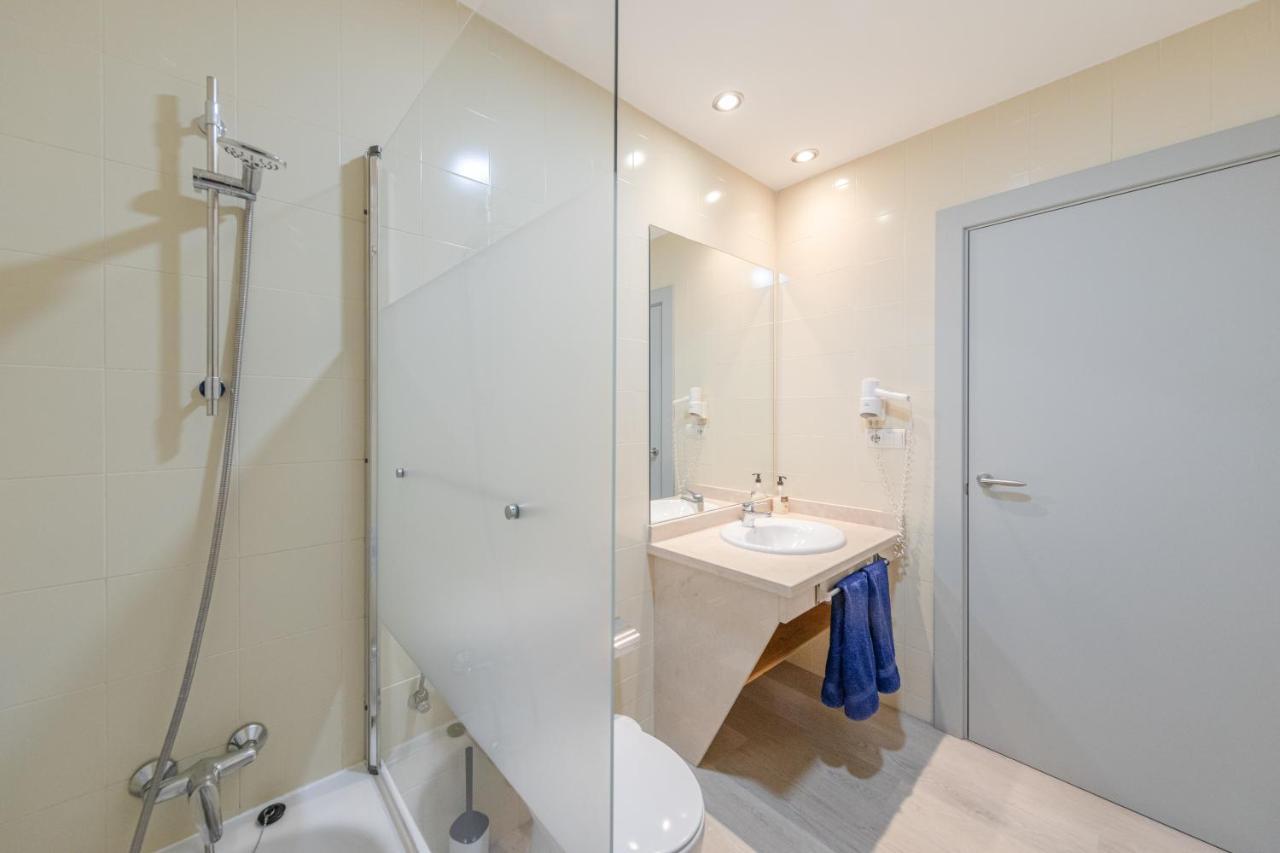 Apartment With Free Parking And Pool Bormujos Kültér fotó